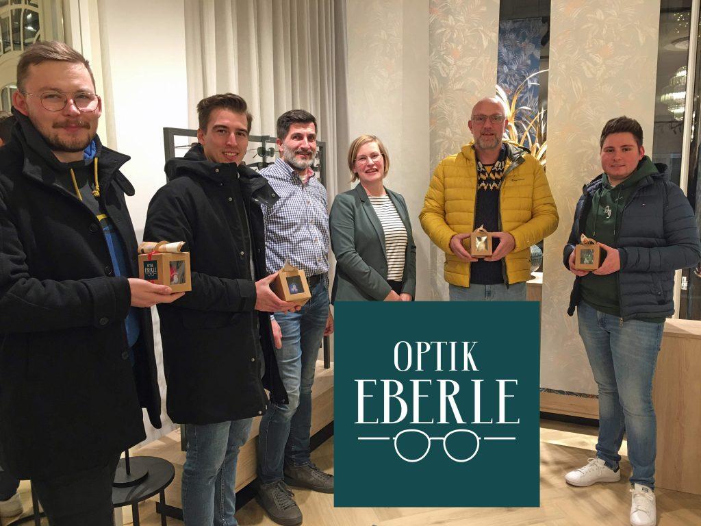 Oprik Eberle übergibt eine Spende an die Ahrweiler Junggesellen
