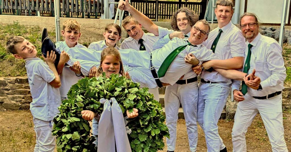 Jungschützen tragen Schützenkönig Laux