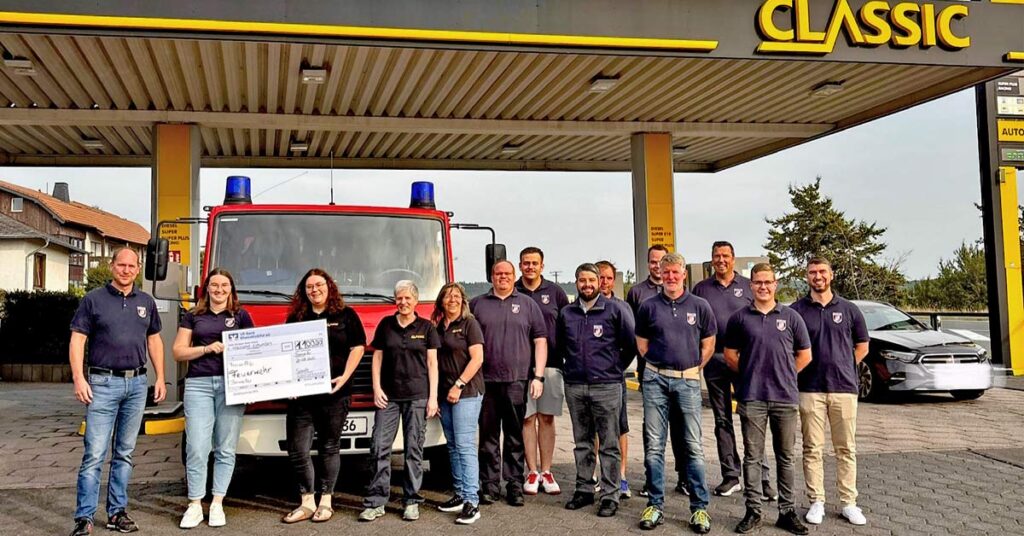 Die Classic Tankstelle in Barweiler spendet für die Feuerwehr Barweiler.