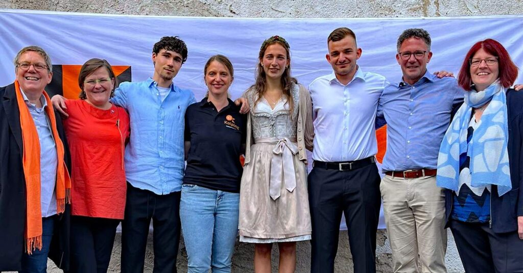 Sie stehen zusammen: (v.l.) Maria Adams (Geistliche Leiterin im Bundesvorstand des Kolpingwerks), Elke Grün (Geistliche Leiterin im Diözesanverband Trier), David Müller, Anna Steins (beide Mitglieder des Vorstands der Kolpingsfamilie Altenahr), Weinkönigin Hanna Müller, Julius Knieps und Martin Müller (beide Mitglieder des Vorstands der Kolpingsfamilie Altenahr), Manuela Kremer-Breuer, Gemeindereferentin Altenahr.