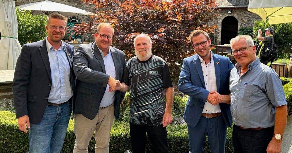 Adi Kirsch, Aufsichtsratsvorsitzender (l.), Vorstand Mirco Burkardt (2.v.l.) und Vorstand Dirk Stephan (2.v.r.) ehren langjährige Genossen: Walter Ulrich (m.) und Rudi Mies (r.)