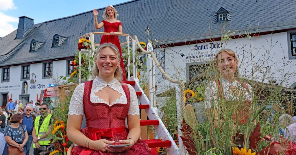 Die neuen Walporzheimer Weinmajestäten beim Festzug zu ihren Ehren.
