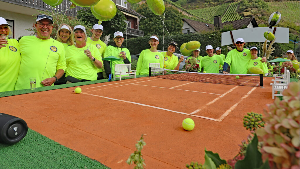 Der Dernauer Tennisverein hat wieder ein Zuhause. Darauf hatte die Gruppe beim Winzerfest hingewiesen.