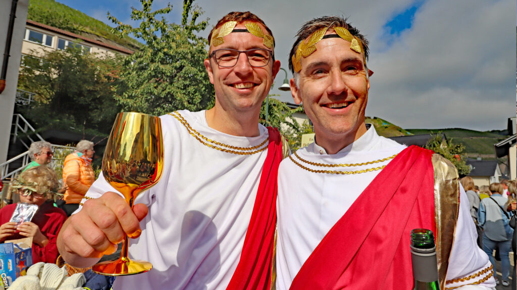 Zwei Römer beim Winzerfestumzug in Dernau.