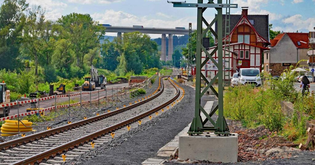 Solange am ehemaligen Bahnhof Heimersheim kein zweites Gleis in Betrieb ist, kann die RB 32 nur bis Altenahr fahren.
