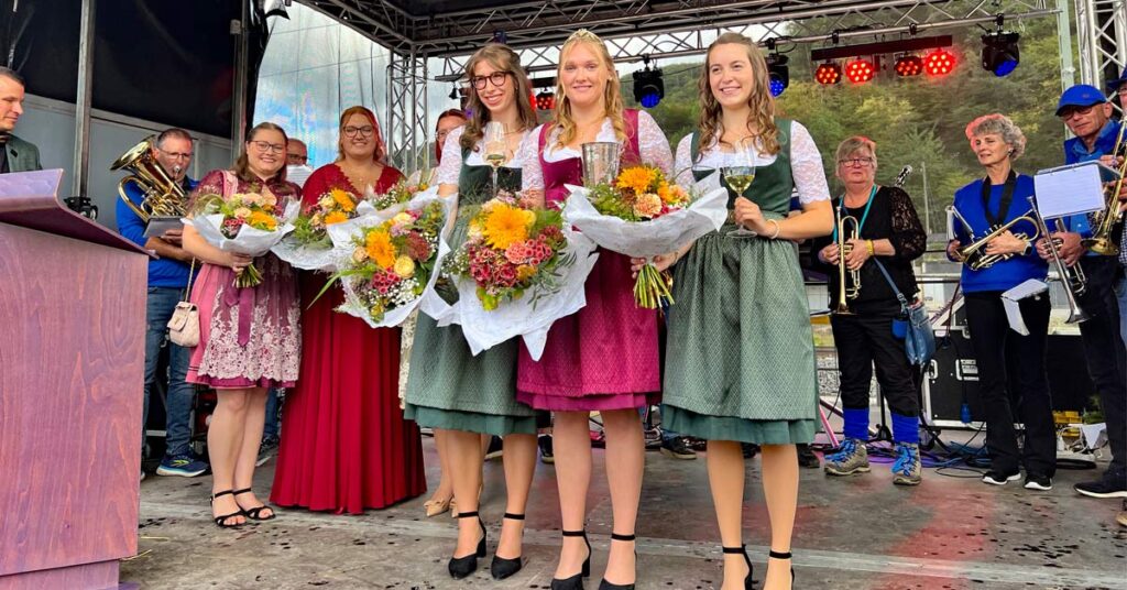 Dernau hat eine neue Wein-Majestät: Carla Poppelreuter ist die Dernauer Weinkönigin 2025/26! Gemeinsam mit den Prinzessinnen Anna Thiel (r.) und Luisa Bertram (l.) ist sie die Botschafterin des Dernauer Weines.