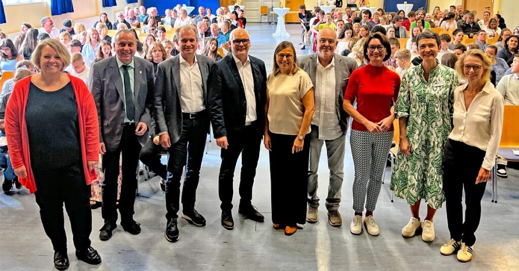 Bei der Vertragsunterzeichnung begrüßte Schulleiter Timo Djelassi (4.v.l.) die Klassen 8a, 8b, 9R1 und 9R2 sowie zahlreiche Ehrengäste. Schirmherr der diesjährigen Vertragsunterzeichnung war Dr. Oliver Neuss (3.v.l.), Geschäftsführer der Firma AKRO Compounds.
