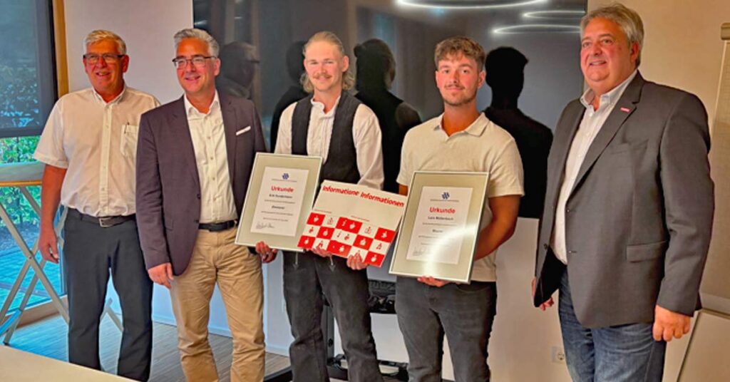 Ehrung der Prüfungsbesten der Baugewerks-Innung: (von links) Obermeister Reinhard Adams, Michael Jünger (KSK Ahrweiler), Erik Sundermann (Innungsbester Zimmerer), Lars Müllenbach (Innungsbester Maurer) und Thomas Nelles (stellv. Kreishandwerksmeister).