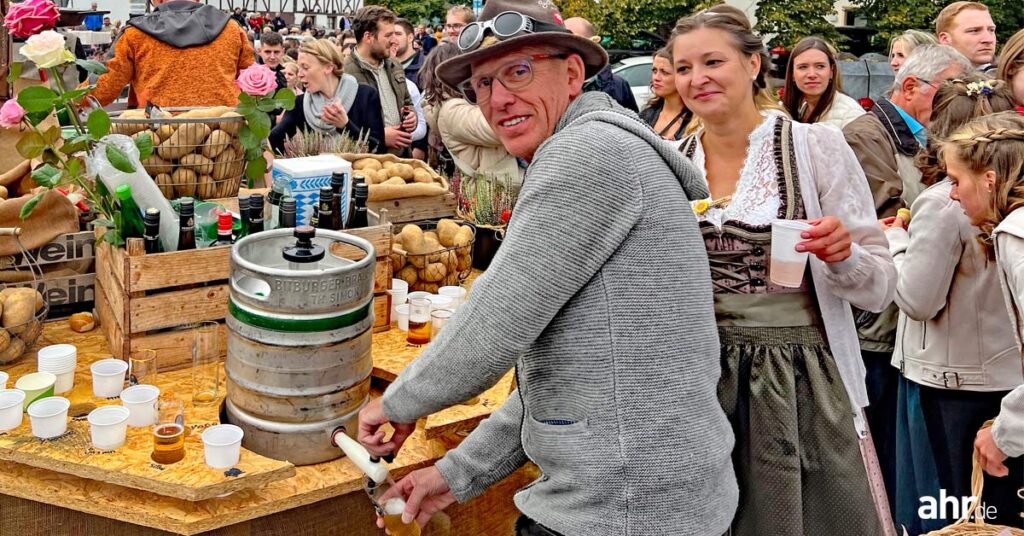 Vom 10. bis 12. Oktober lädt der Junggesellenverein Insul zum Jubiläum – 50 Jahre Oktoberfest. Sonntags um 14.30 Uhr startet der Erntedank- und Trachtenumzug durchs festlich geschmückte Dorf.