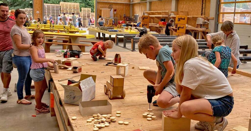 Ein voller Erfolg: Adams Holzbau lud zum großen Familienfest in Niederzissen ein. Rund 160 Gäste – Mitarbeiterinnen, Mitarbeiter und ihre Familien – kamen in die Produktionshalle des Traditionsunternehmens.