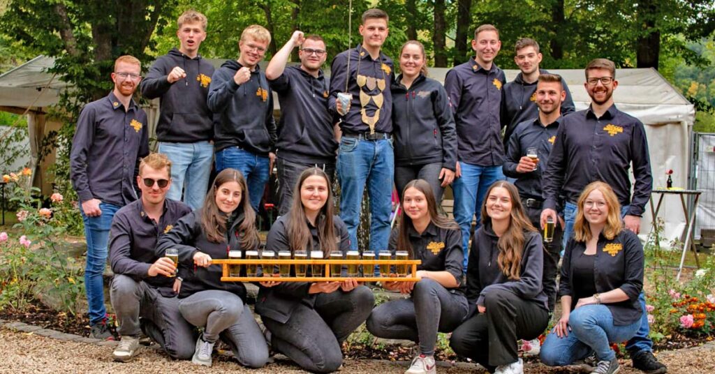 Höhepunkt des Junggesellenfestes in Müsch war das Hahneköppen. Dabei schwang sich Jan Adriany zum neuen Hahnekönig auf. An seiner Seite: Hahnekönigin Laura Jünger. Auf dem Bild umrahmt von den Jungs und Mädels des Junggesellenvereins.