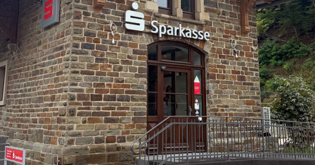 Am Freitag, 12. September, eröffnet die Kreissparkasse Ahrweiler ihre neue Altenahrer Geschäftsstelle im dortigen Bahnhofsgebäude.