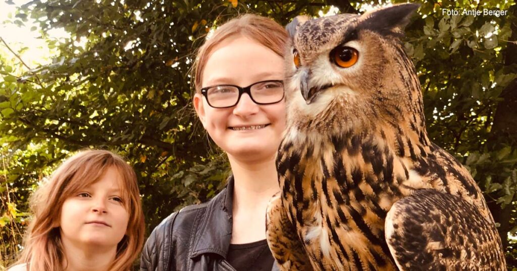 Uhu "Emma" ließ sich gerne auf die Hand nehmen, um mit den Besuchern für Erinnerungsfotos zu posieren.
