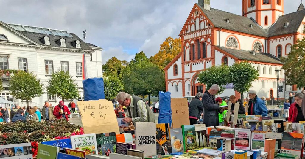 Sinziger Bücherherbst am 3. Oktober. Ab 9 Uhr wird der Kirchplatz zum Treffpunkt für Leseratten. Einer der größten Bücherflohmärkte der Region lockt mit vielen Ständen.