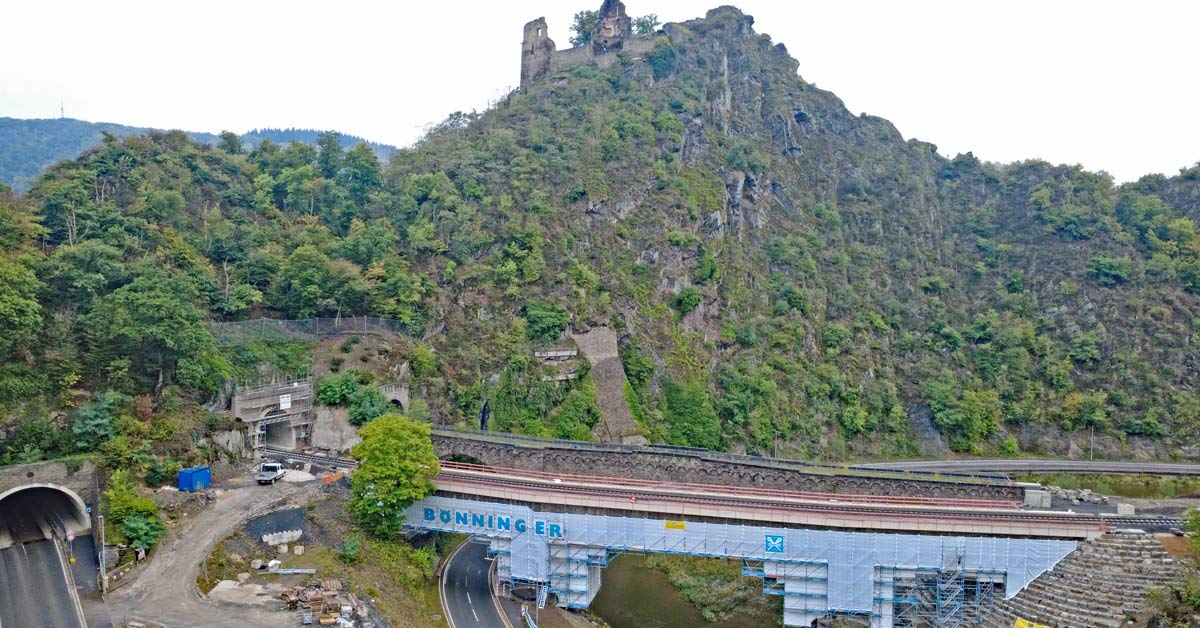 Wer an der Ahr entlang nach Altenahr fährt, reibt sich verwundert die Augen: Das ehrwürdige Eisenbahnviadukt in Altenahr steckt unter Planen, Gerüsten und Stoffbahnen.