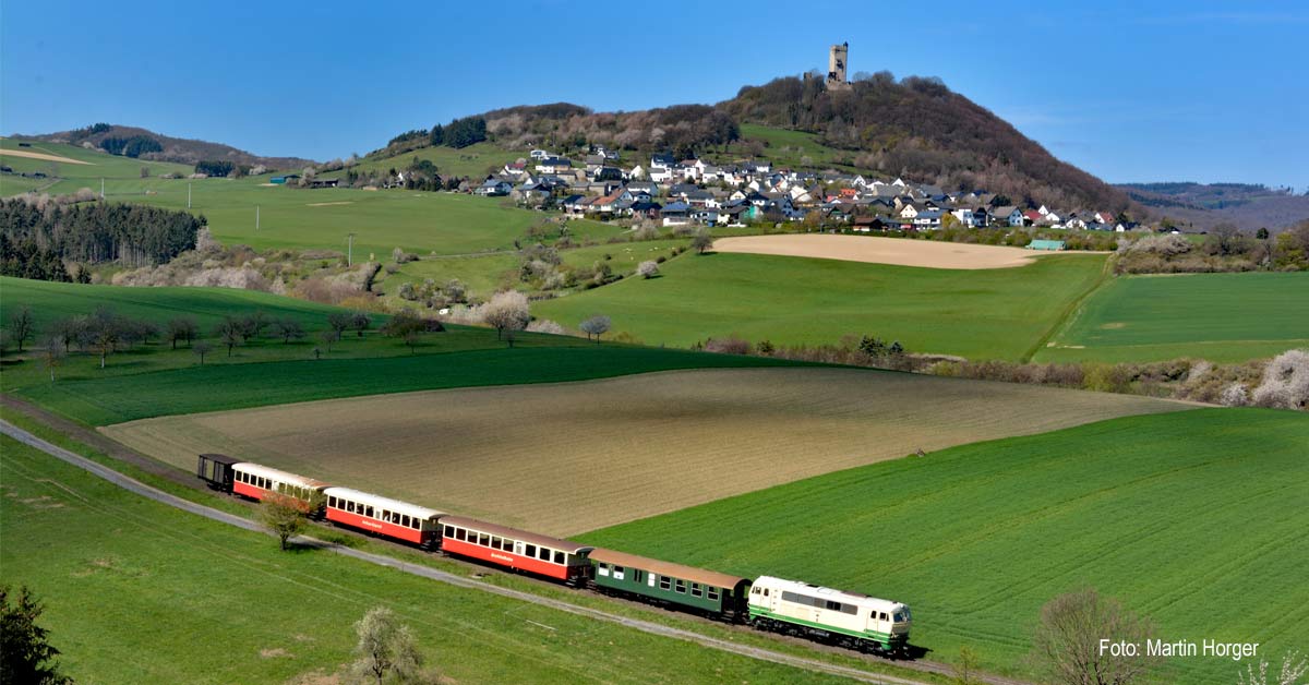 Morgen, Am 20. September 2025, fahren Kinder und Jugendliche zum Weltkindertag kostenlos mit dem Vulkan-Expreß der Brohltalbahn durch die Eifel.