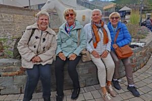 Diese Besucherinnen aus der Region ließen es sich am Dorfplatz in Dernau gutgehen. 