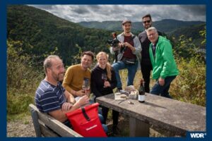 Das WDR-Team mit Gastgeberin Julia Baltes bei einer Drehpause. 