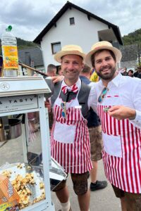 Bei dem Festumzug sind viele kreative Fußgruppen zu sehen. 