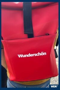 Der bekannte rote Rucksack fehlte auch beim Besuch bei Julia Baltes nicht. 