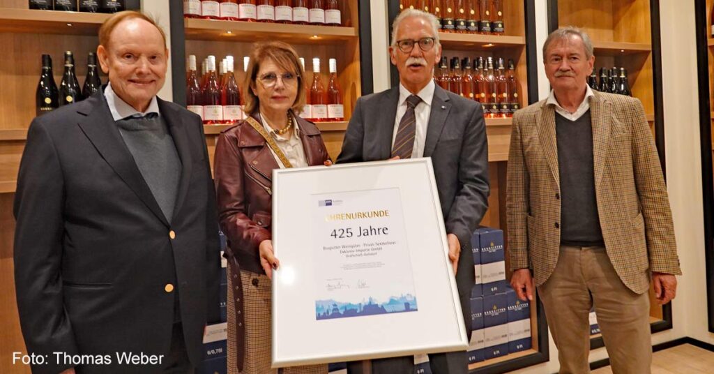 Arne Rössel, Hauptgeschäftsführer der IHK Koblenz, (2.v.r.) gratulierte dem Inhaber Hans-J. Brogsitter, (l.) seiner Frau Iris Brogsitter und dem gesamten Team zum Firmenjubiläum.