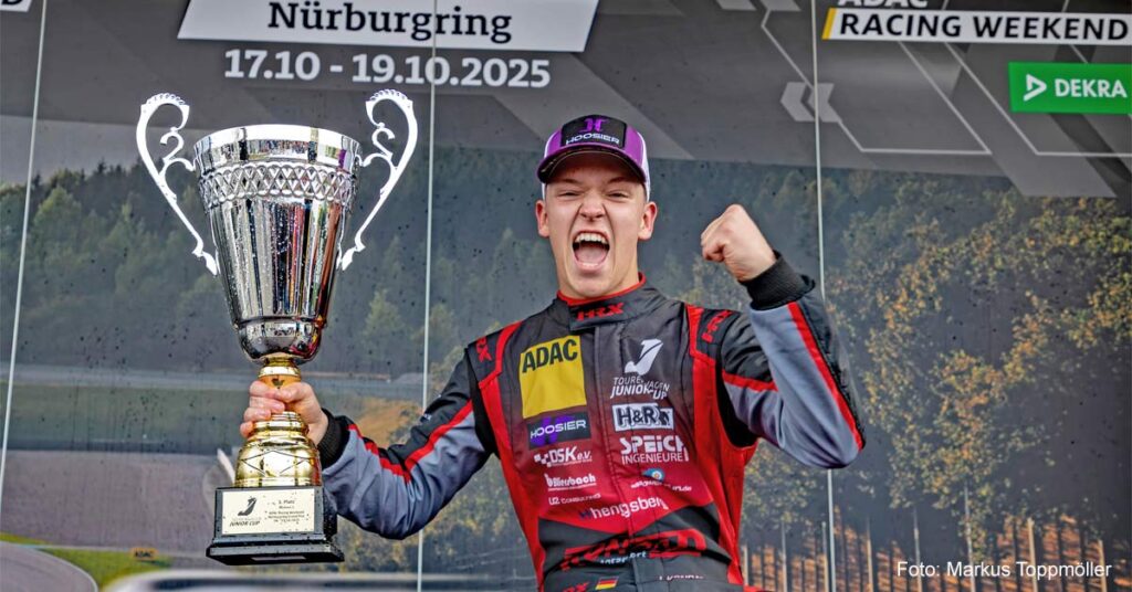Julian Konrad holt den Titel. Der Westumer wird Meister im ADAC Tourenwagen Junior Cup 2025 Der Ort feiert seinen Motorsport-Helden – Ehrung am 2. November auf dem Sportplatz.