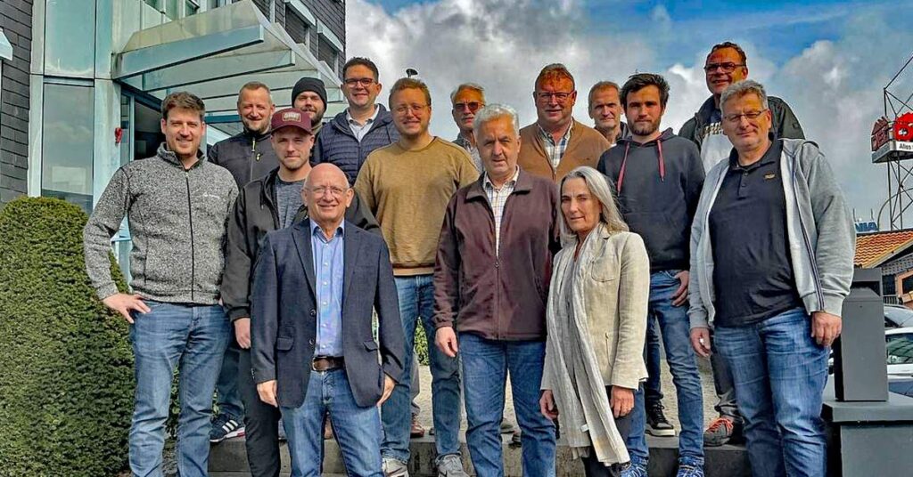 Jüngst haben die ersten 14 Meister aus dem Maurer-, Betonbauer- und Zimmererhandwerk erfolgreich das Seminar zur sogenannten „Kleinen Bauvorlage“ abgeschlossen.