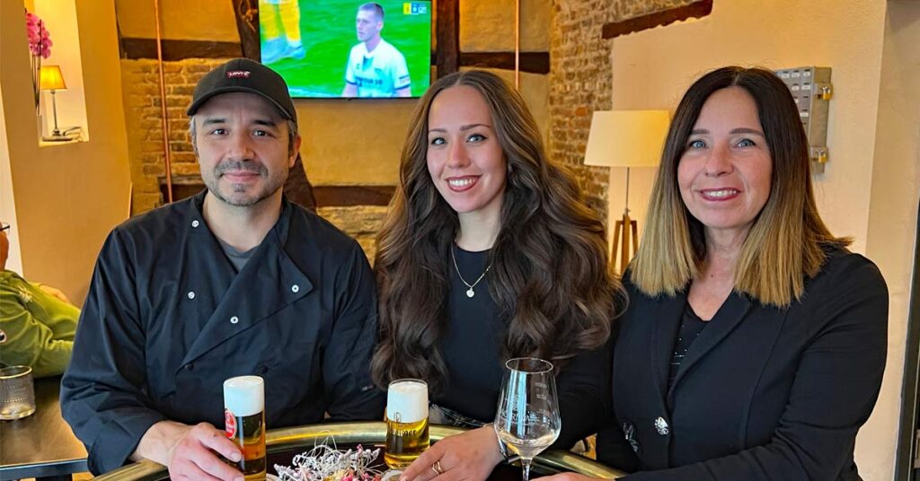 Die Gastgeber Sandra (r.) Zischke, ihre Tochter Jennifer Dirlt (m.) und Alexsander Buitrago (l.) haben für die Ahrvinum Sportsbar ein Konzept verwirklicht, das es so in der Ahrweiler Innenstadt noch nicht gibt.