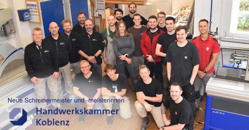 Jule Nelles, die einzige Frau im Meistervorbereitungskurs, überzeugte mit ihrem Weinschrank aus Eiche, der im Türbereich vergoldet wurde. das brachte ihr den 3. Platz beim vergebenen Design-Preis ein.