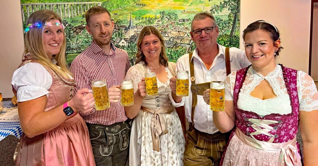 Zünftig gewandet trinken sie zum Wohle der Sportfreunde Bengen ein kühles Helles (v.l.): Nadine Schwichtenberg, der Zweite Vorsitzende Fabian Münch, Daniela Radermacher, der Erste Vorsitzende Karl-Heinz Manhillen und Daniela Nolden.