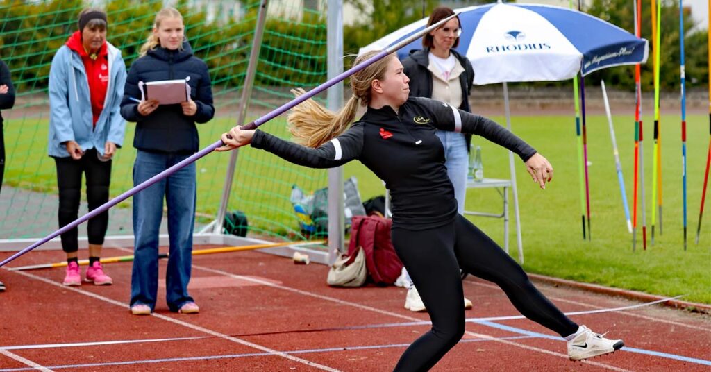 Elisa Fahrenbruch konzentrierte sich auf den Speerwurf. Sie brachte den 600g schweren Speer auf knapp 24m. Damit landete die 21-jährige Athletin von der Mittelahr im Gesamtklassement auf dem 2. Platz.