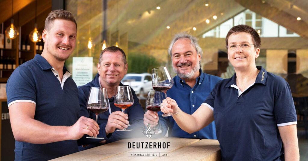 Hinter dem Deutzerhof steht ein Team, das den Betrieb mit grosser Konsequenz führt: Inhaber Jürgen Doetsch, Betriebsleiter und Kellermeister Hans-Jörg Lüchau sowie Christoph Hoffmann im Aussenbetrieb und Alexandra Prestel als Vertriebsleiterin.