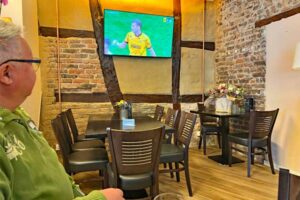 Einer von drei Bildschirmen, die in der Ahrvinum Sportsbar Sport zeigen. 