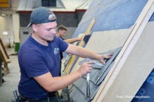 Im Hauptwettbewerb war Luca Schäfer mit einer Dacheindeckung aus Schiefer konfrontiert – mit Walm, Anfangort und Wandkehle. 