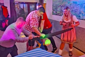 Die Gäste konnten sich beim Oktoberfest auch sportlich betätigen: Holzsägen. 