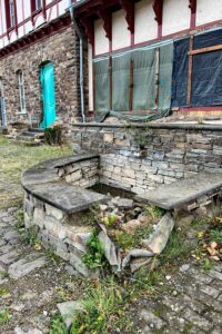 Dreiste Diebe brechen Natursteine aus den Außenanlagen des Bahnhofs in Dernau heraus. 
