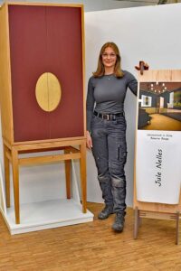 Tischlermeisterin Jule Nelles mit ihrem ausgezeichneten Weinschrank. 
