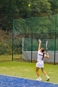Zoe Bleffert beim Aufschlagtraining in Ahrbrück. 