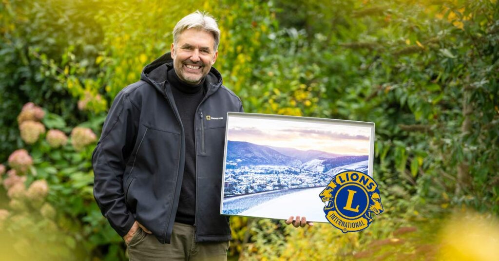 Das Foto des Kalenders stammt von Fotograf Dominik Ketz aus Bad Neuenahr. www.dominikketz.de Der Verkauf der Lions Adventskalender startet am 25./26. Oktober 2025 bei „Herbstbunt“ im Kaufhaus Moses.