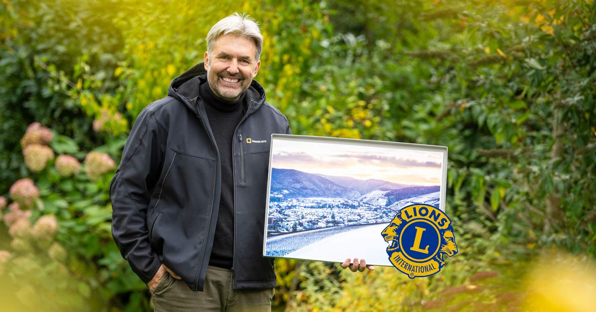 Das Foto des Kalenders stammt von Fotograf Dominik Ketz aus Bad Neuenahr. www.dominikketz.de Der Verkauf der Lions Adventskalender startet am 25./26. Oktober 2025 bei „Herbstbunt“ im Kaufhaus Moses.
