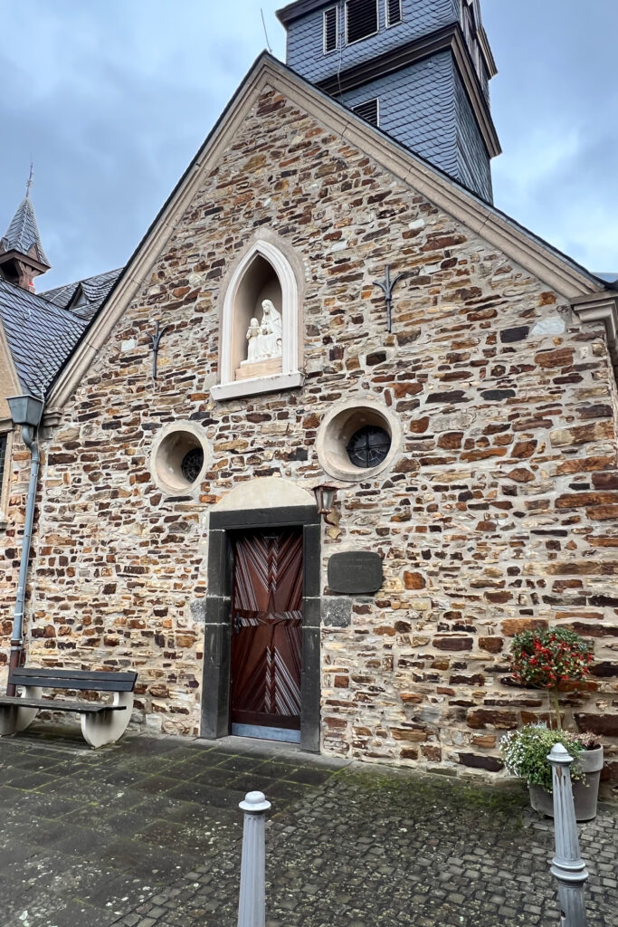 Die Annakapelle (St. Anna) in Bachem, einem Stadtteil von Bad Neuenahr-Ahrweiler, stammt im Kern aus dem 13. Jahrhundert.