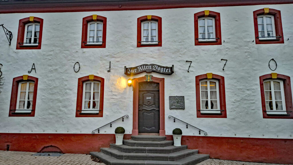 Die „Alte Vogtei“ in Barweiler ist ein Krüppelwalmdachbau von 1770 und gehört zu den Kulturdenkmälern im Kreis Ahrweiler.