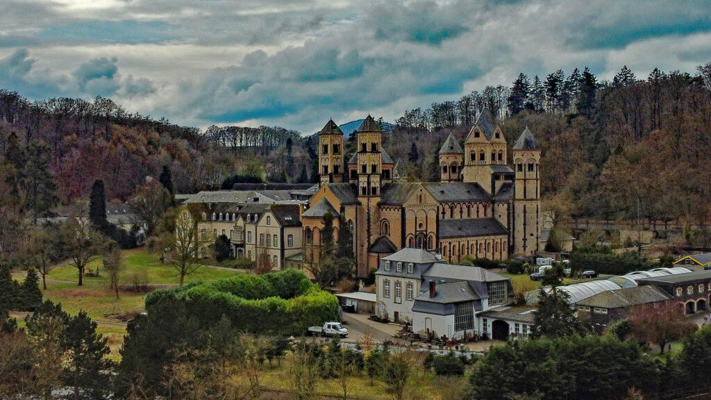 Das Kloster Maria Laach, das romanische Meisterwerk am Laacher See.