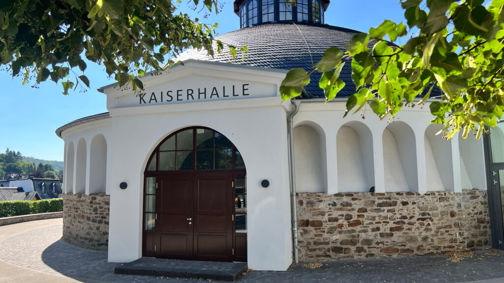 Die Kaiserhalle in Burgbrohl, eine historische Kuppelhalle im Brohltal.