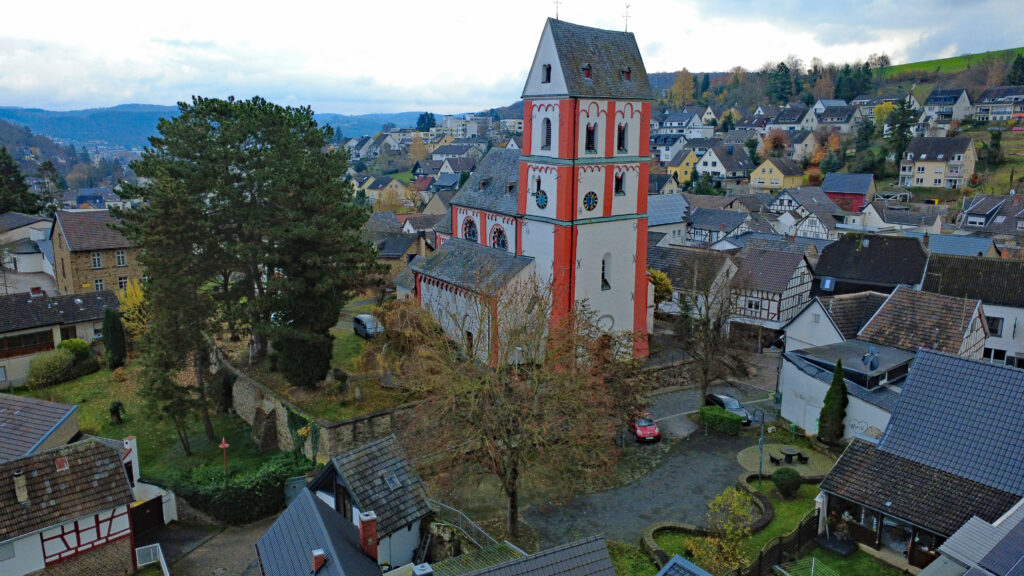 Die Pfarrkirche St. Viktor in Oberbreisig, Bad Breisig, stammt aus dem 13. Jahrhundert, zeigt mittelalterliche Wandmalereien und ist ein bedeutendes Denkmal im Kreis.