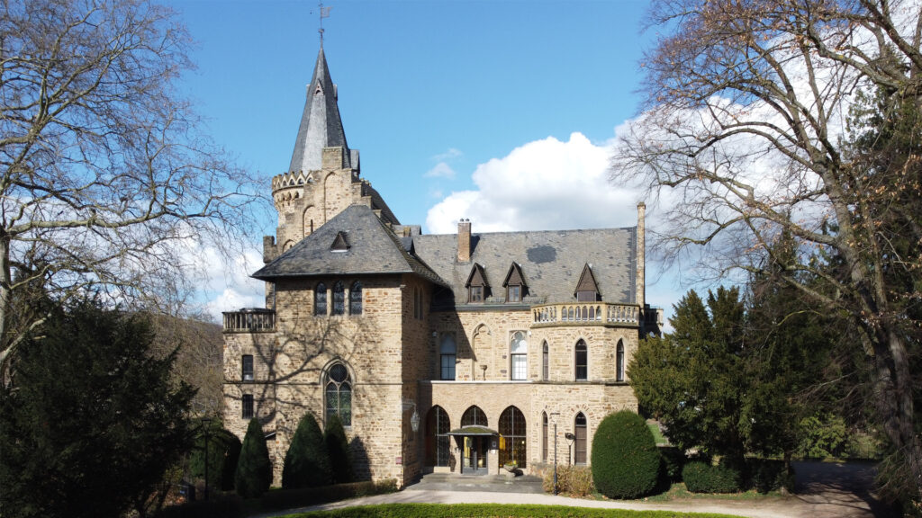 Das Schloss in Sinzig ist eine um 1856/59 erbaute neugotische Villa.