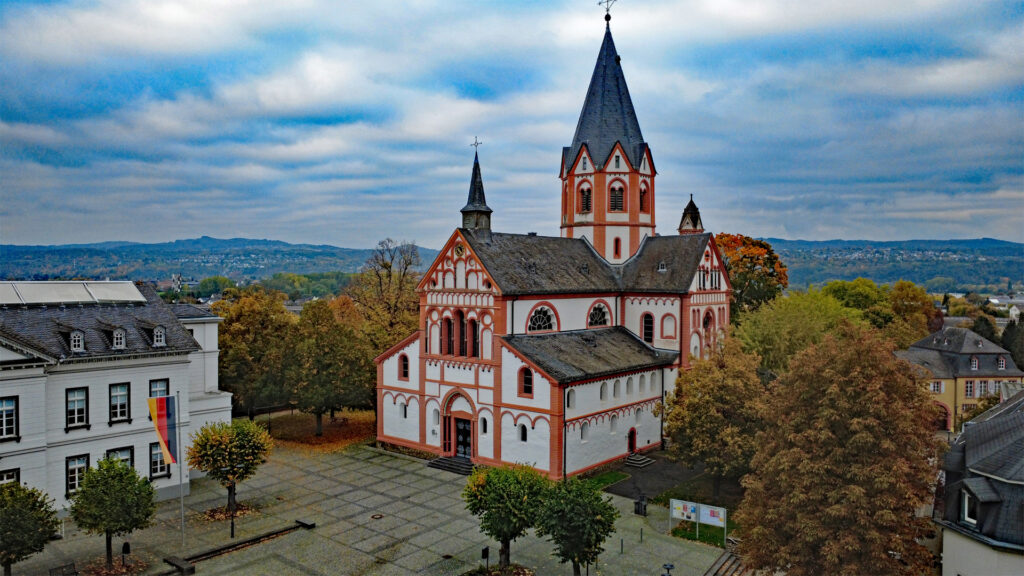 Die Pfarrkirche St. Peter in Sinzig, ein spätromanisches Gebäude im Kreis Ahrweiler.