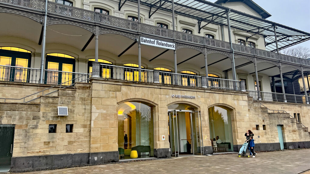 „Arp Museum Bahnhof Rolandseck“ in Remagen, ein bemerkenswerter Kunsttempel mit Rheinblick.