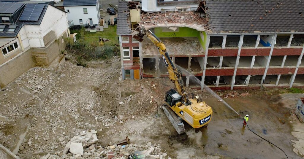 Die Abbrucharbeiten an der Grundschule Dernau kommen schneller voran als erwartet: ein wichtiger Moment für das ganze Dorf.