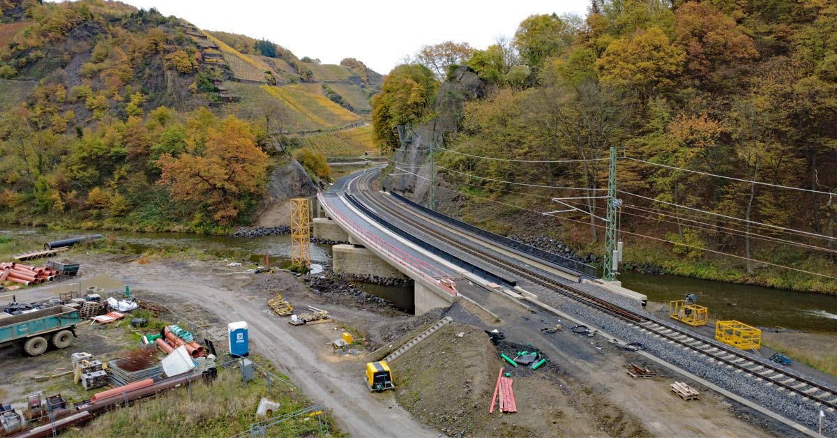 Nach über vier Jahren Wiederaufbau fährt die Ahrtalbahn ab dem 12. Dezember 2025 wieder durchgängig.